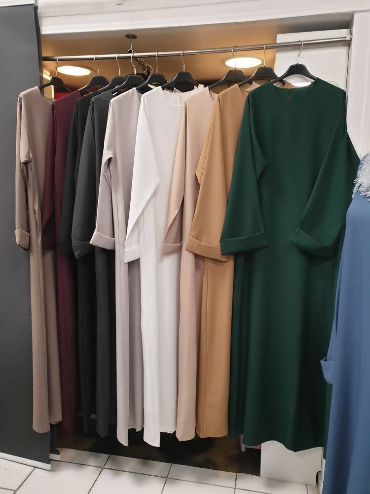 With kimono sleeves, a flared cut and pockets, this classic abaya can be worn in everyday life and for events.
