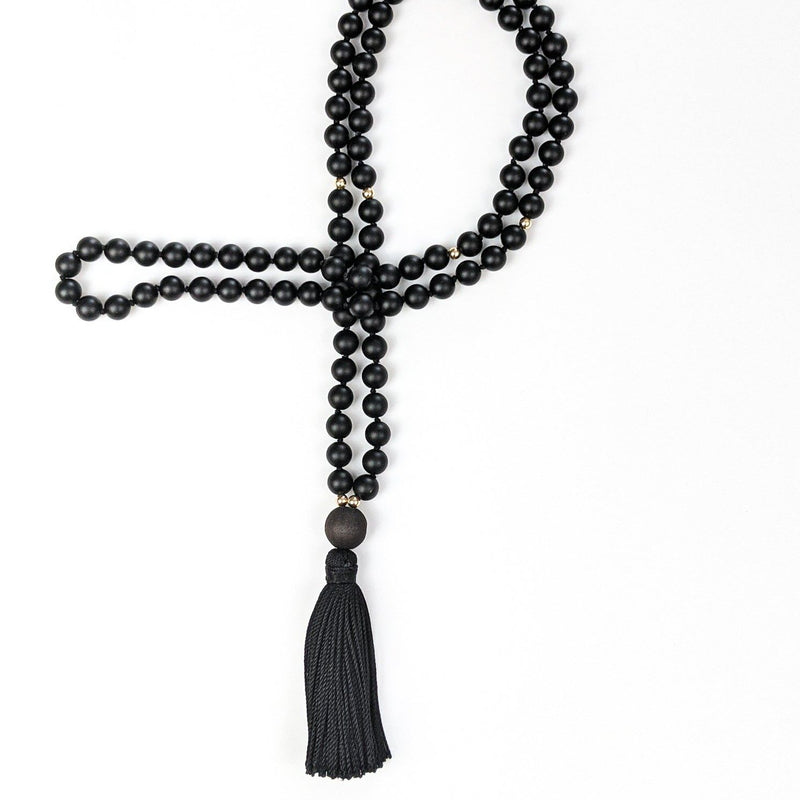 Gland de force intérieure Tasbih | Collier pour femme avec 99 perles de pierres précieuses d'onyx et pompon en soie fait à la main 