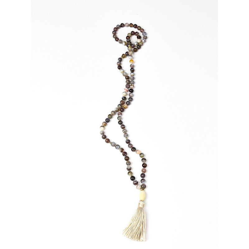 Soutien Tassel Tasbih | Collier avec perles de pierres précieuses d'agate du Botswana et pompon en soie fait à la main 