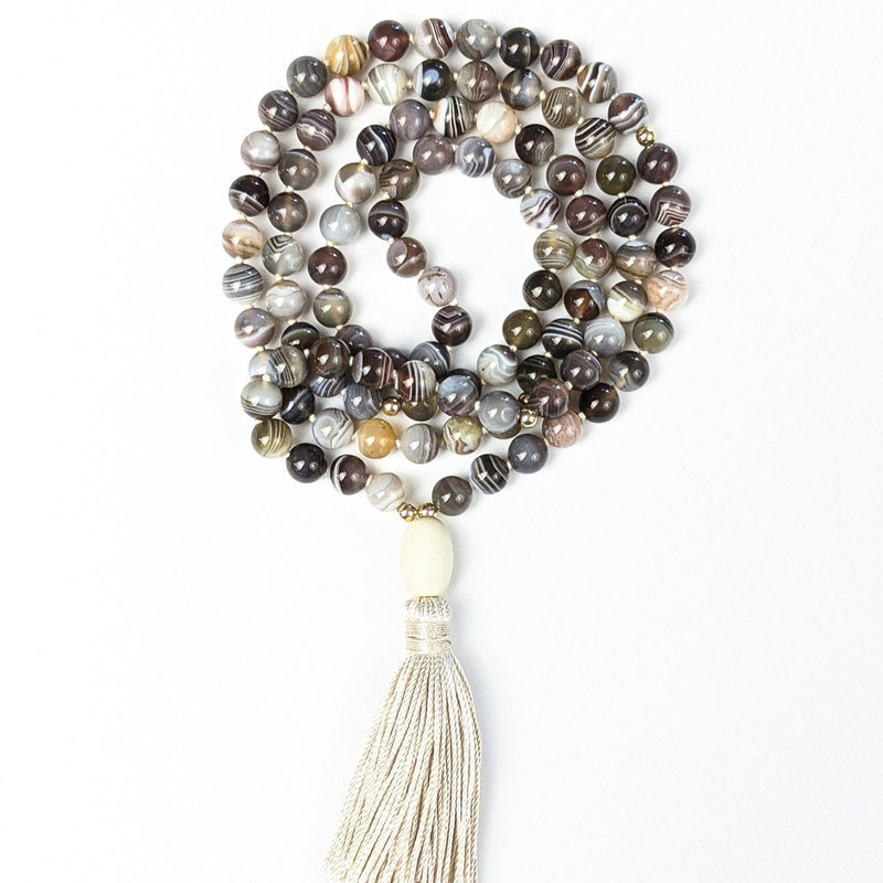 Soutien Tassel Tasbih | Collier avec perles de pierres précieuses d'agate du Botswana et pompon en soie fait à la main 