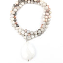 Élevez le Tasbih | Collier avec pendentif en jade blanc, jaspe rose et perles de pierres précieuses en agate Crazy Lace