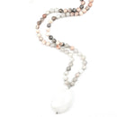 Élevez le Tasbih | Collier avec pendentif en jade blanc, jaspe rose et perles de pierres précieuses en agate Crazy Lace