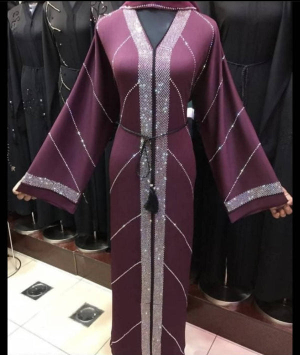 This robe style abaya encapsulates simple, whilst adding an extra layer of luxury from its choice in material and small details.