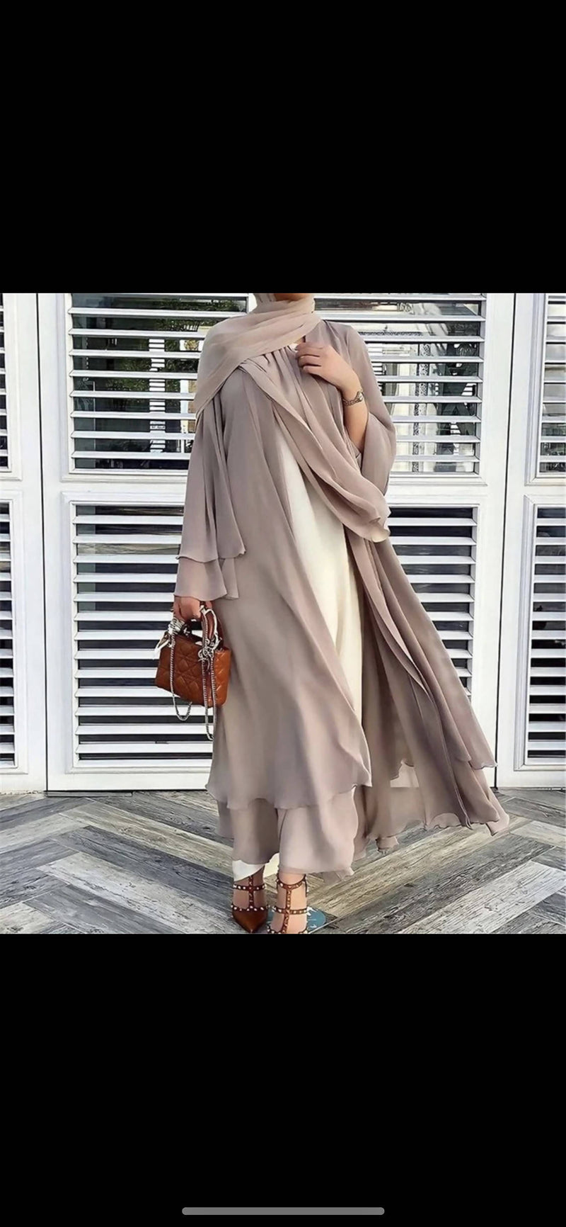 This lovely chiffon abaya features a longline two layer design with loose sleeves, and a comfortable and lightweight material. 