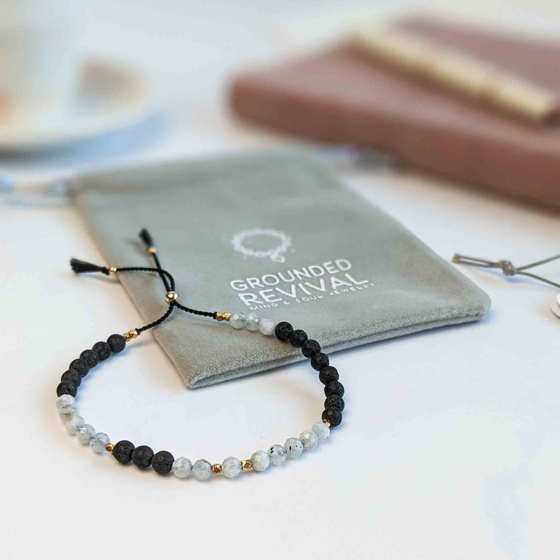 Bracelet Revive Mini Tasbih pour femme avec 33 perles de pierre de lune et de pierre de lave délicates