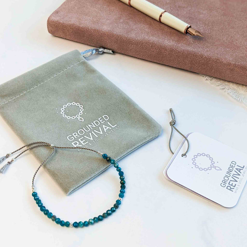 Bracelet Mini Tasbih The Journalist pour femme avec 33 perles de pierres précieuses d'apatite bleue délicate